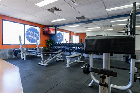 Plus Fitness 24/7 front photo